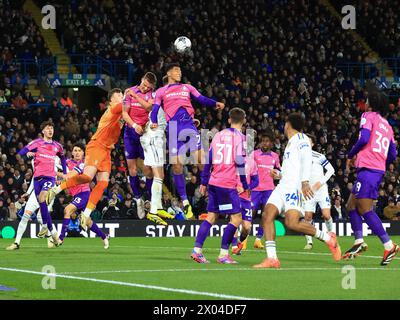 Leeds, Royaume-Uni. 09th Apr, 2024. Jobe Bellingham de Sunderland est en tête d'un corner de Leeds lors du Leeds United FC v Sunderland AFC SKY BET EFL Championship match à Elland Road, Leeds, Royaume-Uni le 9 avril 2024 Credit : Every second Media/Alamy Live News Banque D'Images