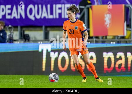 BREDA, PAYS-BAS - 9 AVRIL : Dominique Janssen des pays-Bas dribble avec le ballon lors du groupe UEFA Women's Euro 2025, Un match de qualification jour 2 entre les pays-Bas et la Norvège au Rat Verlegh Stadion le 9 avril 2024 à Breda, pays-Bas. (Photo de Joris Verwijst/Orange Pictures) Banque D'Images