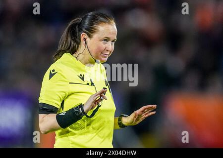 BREDA, PAYS-BAS - 9 AVRIL : L'arbitre Cheryl Foster réagit lors de l'UEFA Women's Euro 2025 Un match de qualification jour 2 entre les pays-Bas et la Norvège au Rat Verlegh Stadion le 9 avril 2024 à Breda, pays-Bas. (Photo de Joris Verwijst/Orange Pictures) Banque D'Images