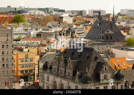 Vue depuis l'église du marché des tours jumelles sur la ville de Halle en Saxe-Anhalt Banque D'Images