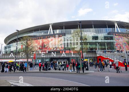 Londres, Royaume-Uni. 09 AVR, 2024. Les fans se rassemblent devant le match de l'Arsenal UCL contre le FC Bayern Munich au stade Emirates, alors que la sécurité s'est renforcée pour les matchs de la Ligue des Champions d'Europe après des menaces présumées du groupe terroriste État islamique. Crédit Milo Chandler/Alamy Live News Banque D'Images