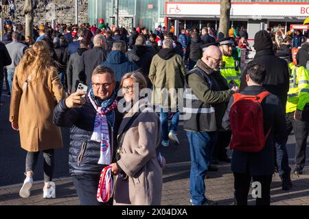 Londres, Royaume-Uni. 09 AVR, 2024. Les fans prennent un selfie à l'extérieur du stade Emirates, alors que la sécurité s'est renforcée pour les matchs de la Ligue des Champions d'Europe après des menaces présumées du groupe terroriste État islamique. Crédit Milo Chandler/Alamy Live News Banque D'Images