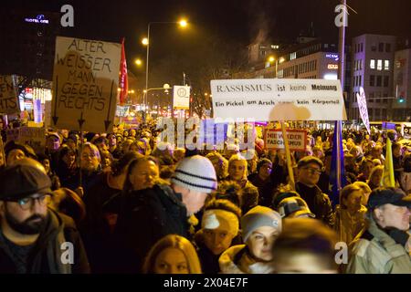 Wiesbaden, Allemagne, 24 janvier 2024. Des milliers de personnes participent à la manifestation sous le slogan « défendre la démocratie ». Banque D'Images