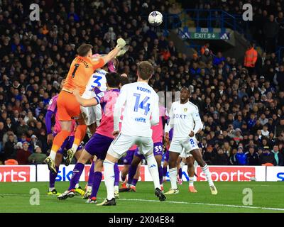 Leeds, Royaume-Uni. 09th Apr, 2024. Anthony Patterson, gardien de but de Sunderland, frappe un corner de Leeds lors du Leeds United FC vs Sunderland AFC SKY BET EFL Championship match à Elland Road, Leeds, Royaume-Uni, le 9 avril 2024 Credit : Every second Media/Alamy Live News Banque D'Images