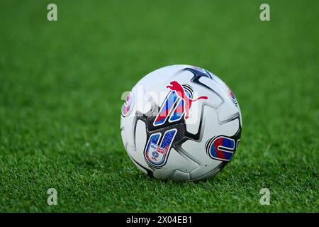 LEEDS, ANGLETERRE - 09 AVRIL : ballon du match lors du Sky Bet Championship match entre Leeds United et Sunderland au stade Elland Road le 9 avril 2024 à Leeds, Angleterre. (Photo de Francisco Macia/photos Players images) Banque D'Images