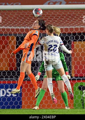 BREDA - (de gauche à droite) Caitlin Dijkstra, de Hollande, Sophie Haug, de Norvège, lors du match de qualification pour le Championnat d'Europe féminin dans le groupe A1 opposant les pays-Bas et la Norvège au stade Rat Verlegh le 9 avril 2024 à Breda, pays-Bas. ANP GERRIT VAN COLOGNE Banque D'Images