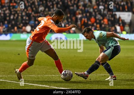 CJ Hamilton de Blackpool affronte Carl Johnston de Fleetwood Townpendant le match de Sky Bet League 1 Blackpool vs Fleetwood Town à Bloomfield Road, Blackpool, Royaume-Uni, le 9 avril 2024 (photo de Craig Thomas/News images) Banque D'Images