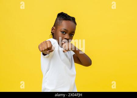 Drôle de boxe de petit garçon à la peau foncée Banque D'Images