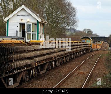 Une longue ligne de trains d'ingénierie se tient à côté de la boîte de signalisation de Burscough Bridge dans le West Lancashire pendant les opérations de relais de voie. Banque D'Images