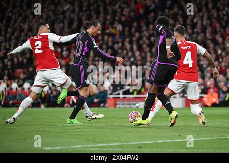 Londres, Royaume-Uni. 09th Apr, 2024. Football : Ligue des Champions, FC Arsenal - Bayern Munich, éliminatoires, quarts de finale, première manche, à l'Emirates Stadium. Leroy Sane de Munich (2e à partir de la gauche) est entaché par William Saliba d'Arsenal (à gauche). Crédit : Sven Hoppe/dpa/Alamy Live News Banque D'Images