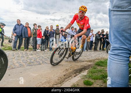 Mons en Pevele, France. 07 avril 2024. SOREN WAERENSKJOLD au PAVE de la Croix blanche et du Blocus à Mons-en-Pevele photographié lors de la course d'élite masculine de l'épreuve cycliste 'Paris-Roubaix', 260,0km de Compiègne à Roubaix, France, le lundi 7 avril 2024 à Mons-en-Pevele, France . Crédit : Sportpix/Alamy Live News Banque D'Images