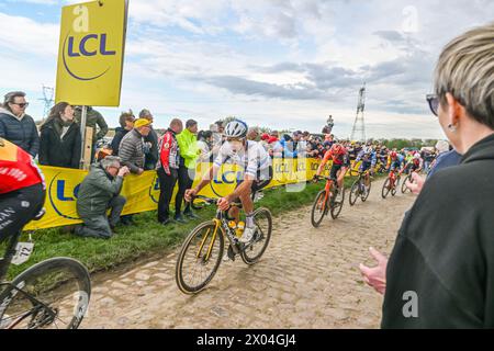Mons en Pevele, France. 07 avril 2024. CHRISTOPHE LAPORTE au Pave de la Croix blanche et du Blocus à Mons-en-Pevele photographié lors de la course d'élite masculine de l'épreuve cycliste 'Paris-Roubaix', 260 km de Compiègne à Roubaix, France, le lundi 7 avril 2024 à Mons-en-Pevele, France . Crédit : Sportpix/Alamy Live News Banque D'Images
