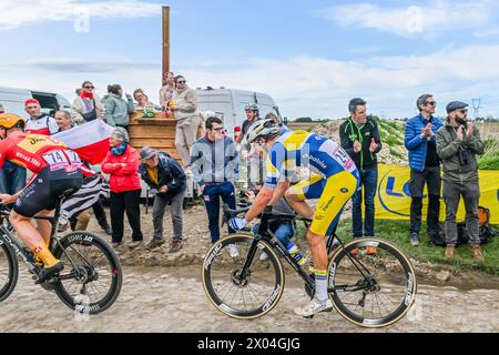 WARD VANHOOF au Pave de la Croix blanche et du Blocus à Mons-en-Pevele photographié pendant la course d'élite masculine de l'épreuve cycliste 'Paris-Roubaix', 260,0km de Compiègne à Roubaix, France , le lundi 7 avril 2024 à Mons-en-Pevele , France . PHOTO SPORTPIX | Stijn Audooren Banque D'Images