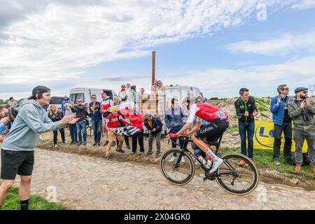 Mons en Pevele, France. 07 avril 2024. LUDOVIC ROBEET au Pave de la Croix blanche et du Blocus à Mons-en-Pevele photographié lors de la course d'élite masculine de l'épreuve cycliste 'Paris-Roubaix', 260,0km de Compiègne à Roubaix, France, le lundi 7 avril 2024 à Mons-en-Pevele, France . Crédit : Sportpix/Alamy Live News Banque D'Images