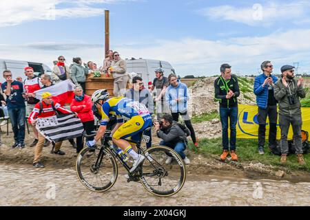 Mons en Pevele, France. 07 avril 2024. DYLAN VANDENSTORME au Pave de la Croix blanche et du Blocus à Mons-en-Pevele photographié lors de la course d'élite masculine de l'épreuve cycliste 'Paris-Roubaix', 260,0km de Compiègne à Roubaix, France, le lundi 7 avril 2024 à Mons-en-Pevele, France . Crédit : Sportpix/Alamy Live News Banque D'Images