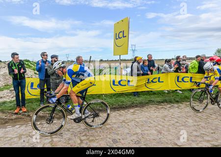 Mons en Pevele, France. 07 avril 2024. WARD VANHOOF et DYLAN VANDENSTORME au Pave de la Croix blanche et du Blocus à Mons-en-Pevele photographiés lors de la course d'élite masculine de l'épreuve cycliste 'Paris-Roubaix', à 260 km de Compiègne à Roubaix, France, le lundi 7 avril 2024 à Mons-en-Pevele, France . Crédit : Sportpix/Alamy Live News Banque D'Images