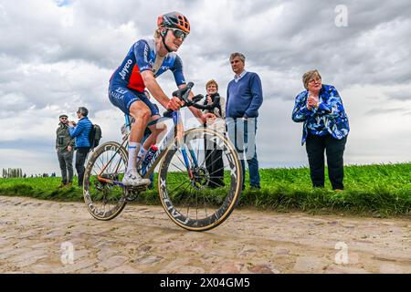 Mons en Pevele, France. 07 avril 2024. ANDERS FOLDAGER au Pave de la Croix blanche et du Blocus à Mons-en-Pevele photographié lors de la course d'élite masculine de l'épreuve cycliste 'Paris-Roubaix', 260,0km de Compiègne à Roubaix, France, le lundi 7 avril 2024 à Mons-en-Pevele, France . Crédit : Sportpix/Alamy Live News Banque D'Images