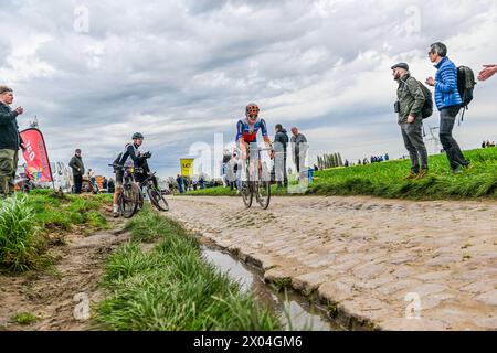 Mons en Pevele, France. 07 avril 2024. ANDERS FOLDAGER au Pave de la Croix blanche et du Blocus à Mons-en-Pevele photographié lors de la course d'élite masculine de l'épreuve cycliste 'Paris-Roubaix', 260,0km de Compiègne à Roubaix, France, le lundi 7 avril 2024 à Mons-en-Pevele, France . Crédit : Sportpix/Alamy Live News Banque D'Images