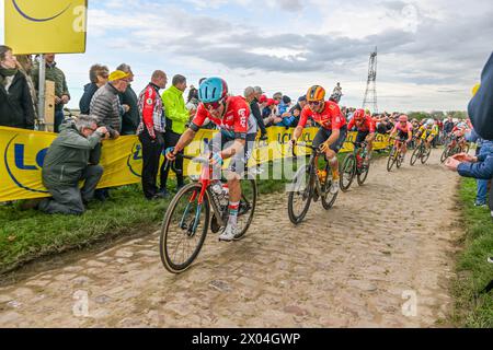 Mons en Pevele, France. 07 avril 2024. Coureurs du Pave de la Croix blanche et du Blocus à Mons-en-Pevele photographiés lors de la course d'élite masculine de l'épreuve cycliste 'Paris-Roubaix', 260,0km de Compiègne à Roubaix, France, le lundi 7 avril 2024 à Mons-en-Pevele, France . Crédit : Sportpix/Alamy Live News Banque D'Images