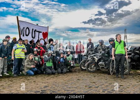 Mons en Pevele, France. 07 avril 2024. Photographes et moteurs au Pave de la Croix blanche et du Blocus à Mons-en-Pevele photographié lors de la course d'élite masculine de l'événement cycliste 'Paris-Roubaix', 260 km de Compiègne à Roubaix, France, le lundi 7 avril 2024 à Mons-en-Pevele, France . Crédit : Sportpix/Alamy Live News Banque D'Images