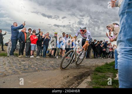 Mons en Pevele, France. 07 avril 2024. MATHIEU VAN DER POEL au Pave de la Croix blanche et du Blocus à Mons-en-Pevele photographié lors de la course d'élite masculine de l'épreuve cycliste 'Paris-Roubaix', 260,0km de Compiègne à Roubaix, France, le lundi 7 avril 2024 à Mons-en-Pevele, France . Crédit : Sportpix/Alamy Live News Banque D'Images