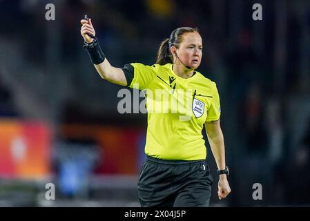 BREDA, PAYS-BAS - 9 AVRIL : L'arbitre Cheryl Foster réagit lors de l'UEFA Women's Euro 2025 Un match de qualification jour 2 entre les pays-Bas et la Norvège au Rat Verlegh Stadion le 9 avril 2024 à Breda, pays-Bas. (Photo de Joris Verwijst/Orange Pictures) Banque D'Images