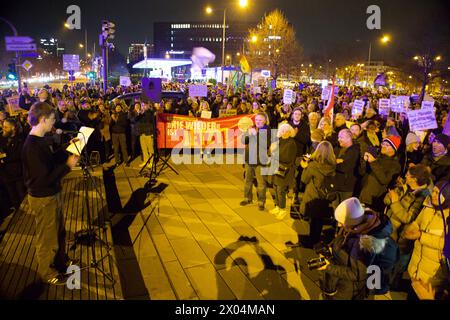 Wiesbaden, Allemagne, 24 janvier 2024. Des milliers de personnes participent à la manifestation sous le slogan « défendre la démocratie ». Banque D'Images