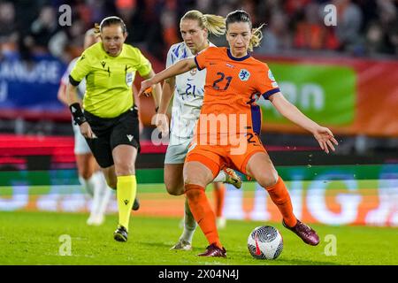 BREDA, PAYS-BAS - 9 AVRIL : Damaris Egurrola, des pays-Bas, passe le ballon lors du groupe UEFA Women's Euro 2025, Un match de qualification jour 2 entre les pays-Bas et la Norvège au Rat Verlegh Stadion le 9 avril 2024 à Breda, pays-Bas. (Photo de Joris Verwijst/Orange Pictures) Banque D'Images