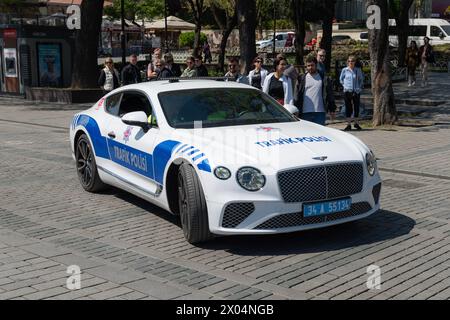 ISTANBUL, TURQUIE - 7 AVRIL 2024 : voiture de police de luxe Bentley garée sur la place Sultanahmet. Bentley saisi des organisations criminelles turques est devenu po Banque D'Images