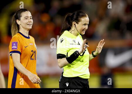 BREDA - (G-d) Damaris Egurrola de Holland Women, arbitre Cheryl Foster lors du match de qualification pour le Championnat d'Europe féminin dans le groupe A1 entre les pays-Bas et la Norvège au stade Rat Verlegh le 9 avril 2024 à Breda, pays-Bas. ANP | Hollandse Hoogte | MAURICE VAN STEEN Banque D'Images