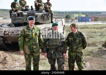 Brigadegeneral Alexander Krone mitte Kommandeur der Panzergrenadierbrigade 37 Freistaat Sachsen Das Bild zeigt Brigadegeneral Alexander Krone, Kommandeur der Panzergrenadierbrigade 37 Freistaat Sachsen , während der Übung Wettiner Schwert im Gefechtsübungszentrum des Heeres in der Letzlinger Heide. Diese Übung gehört zur deutschen Übungsreihe Quadriga, welcher wiederum in die NATO-Übung Steadfast Defender eingebunden ist. Mitte im Bild : Brigadegeneral Alexander Krone, Kommandeur PzGrenBrig 37 Links im Bild : General Terje Bruoygard, Kommander des norwegischen Telemark Bataillon Rechts im Bild: Banque D'Images