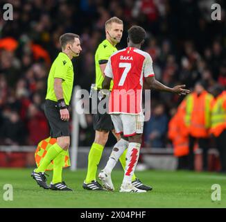 Londres, Royaume-Uni. 09th Apr, 2024. 09 Avr 2024 - Arsenal v Bayern Munich - Champions League - Emirates Stadium. Bukayo Saka affronte l'arbitre après le coup de sifflet final contre le Bayern. Crédit photo : Mark pain / Alamy Live News Banque D'Images