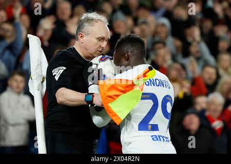 Wilfried Gnonto de Leeds United (à droite) avec l'arbitre adjoint Darren Cann lors du Sky Bet Championship match à Elland Road, Leeds. Date de la photo : mardi 9 avril 2024. Banque D'Images