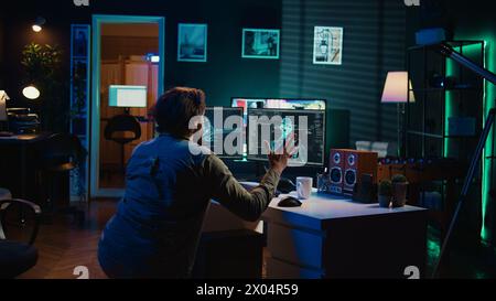 Programmeur créant une IA sensible, s'inclinant dans l'adulation au nouveau suzerain. Informaticien fou qui vénère la vénération devant l'intelligence artificielle consciente de soi, caméra B. Banque D'Images