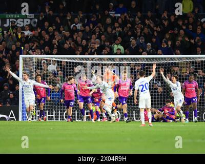 Leeds, Royaume-Uni. 09th Apr, 2024. Les joueurs de Leeds demandent un hand ball à l'arbitre Tim Robinson lors du Leeds United FC vs Sunderland AFC Sky Bet EFL Championship match à Elland Road, Leeds, Royaume-Uni, le 9 avril 2024 Credit : Every second Media/Alamy Live News Banque D'Images