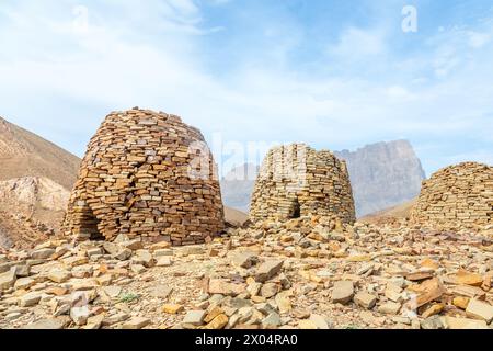 Anciennes tombes de ruches en pierre avec Jebel Misht montagne en arrière-plan, site archéologique près d'al-Ayn, sultanat Oman Banque D'Images