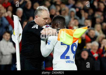 Wilfried Gnonto de Leeds United (à droite) avec l'arbitre adjoint Darren Cann lors du Sky Bet Championship match à Elland Road, Leeds. Date de la photo : mardi 9 avril 2024. Banque D'Images