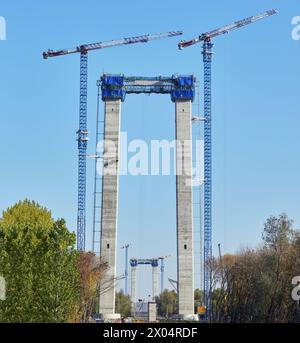 Piliers en béton armé pour pont suspendu en construction avec grue Banque D'Images