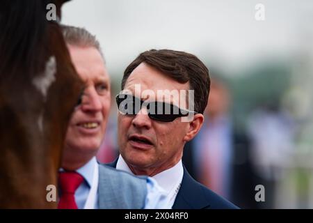 Hippodrome de Meydan, Émirats arabes Unis. Samedi 30 mars 2024. L'entraîneur Aidan O'Brien marche avec la Tour de Londres et le jockey Ryan Moore Banque D'Images