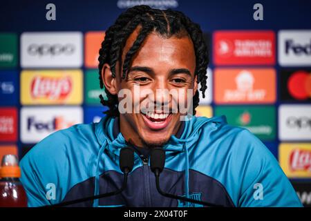 Paris, France. 09th Apr, 2024. PARIS, FRANCE - 9 AVRIL : Jules Kounde du FC Barcelone lors d'une conférence de presse avant le match de l'UEFA Champions League 2023/24 entre le Paris Saint-Germain et le FC Barcelone au Parc des Princes le 9 avril 2024 à Paris, France. (Photo Matthieu Mirville/Agence BSR) crédit : Agence BSR/Alamy Live News Banque D'Images