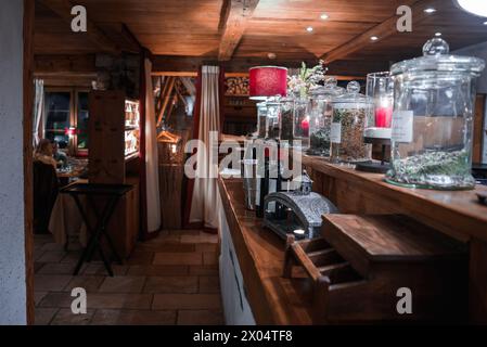 Intérieur confortable du restaurant de style rustique, ambiance d'influence européenne Banque D'Images