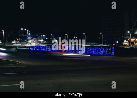 Chisinau vous aime, avec un cœur rouge au centre, écrit en lettres de lumière, illumination nocturne à un rond-point à l'entrée de la ville. Banque D'Images