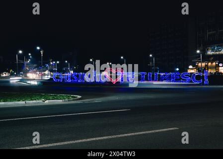 Chisinau vous aime, avec un cœur rouge au centre, écrit en lettres de lumière, illumination nocturne à un rond-point à l'entrée de la ville. Banque D'Images