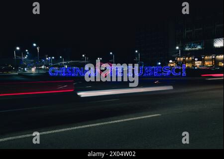 Chisinau vous aime, avec un cœur rouge au centre, écrit en lettres de lumière, illumination nocturne à un rond-point à l'entrée de la ville. Banque D'Images