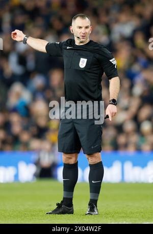 L'arbitre Tim Robinson lors du Sky Bet Championship match à Elland Road, Leeds. Date de la photo : mardi 9 avril 2024. Banque D'Images