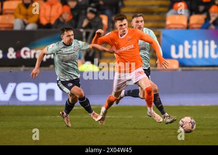 Sonny Carey de Blackpool et Carl Johnston de Fleetwood Townbattles pour le ballon lors du match de Sky Bet League 1 Blackpool vs Fleetwood Town à Bloomfield Road, Blackpool, Royaume-Uni, 9 avril 2024 (photo de Craig Thomas/News images) Banque D'Images