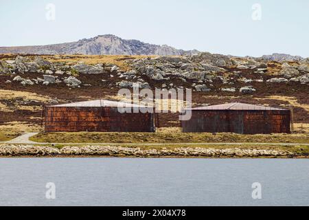 Vieux réservoirs de carburant rouillés sur une colline à Stanley, îles Falkland, samedi 2 décembre 2023. Photo : David Rowland / One-Image.com Banque D'Images