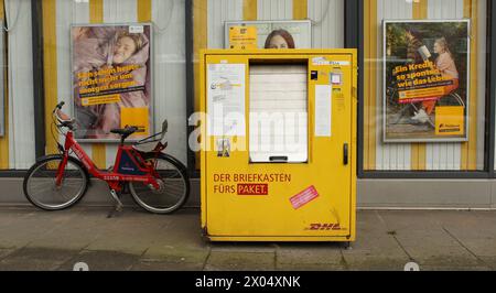 VOR der filiale der Postbank in der Bramfelder Chaussee steht eine Box, in die Pakete hineingeworfen werden können. Damit fällt für Kunden der Gang zum Schalter weg. Bramfeld Hamburg *** il y a une boîte devant la succursale de la banque postale à Bramfelder Chaussee dans laquelle les colis peuvent être déposés. Cela élimine la nécessité pour les clients de se rendre au comptoir Bramfeld Hamburg Banque D'Images