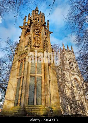 Royaume-Uni, North Yorkshire, York, West Towers of York Minster et second Boer War Memorial. Banque D'Images