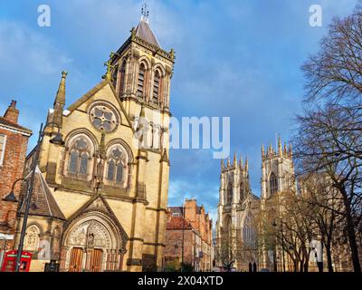 Royaume-Uni, North Yorkshire, York, oratoire de York, tours et face ouest de York Minster depuis Museum Street. Banque D'Images